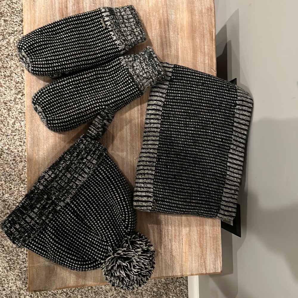 LLBean- SET… neck warmer/round scarf, hat and mittens-worn once…fleece lined-